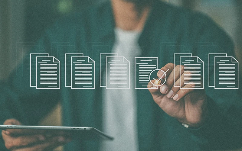 Pessoa clicando em pastas e arquivos em uma tela  virtual